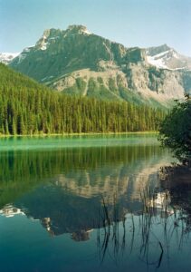Mountain reflection in tranquil lake, a calm view away from chaotic world.