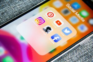 Smartphone displaying social media apps, Accessible online platforms to make money online as a beginner.