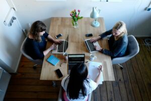 Image showing ways how to communicate with freelance clients professionally.